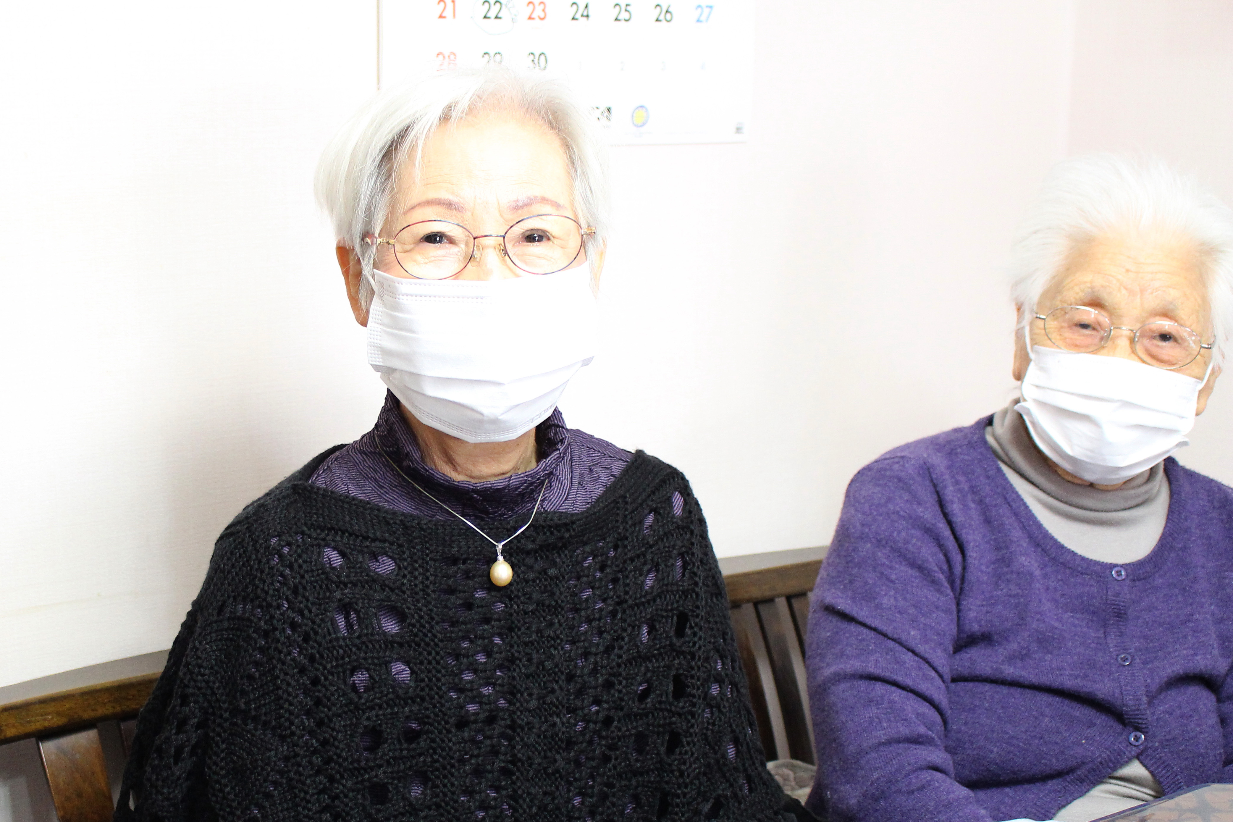 右が96歳の鈴木マスイさん。左はガレージセールで購入した黒のカーディガンをお召しになられた千葉康子さん。