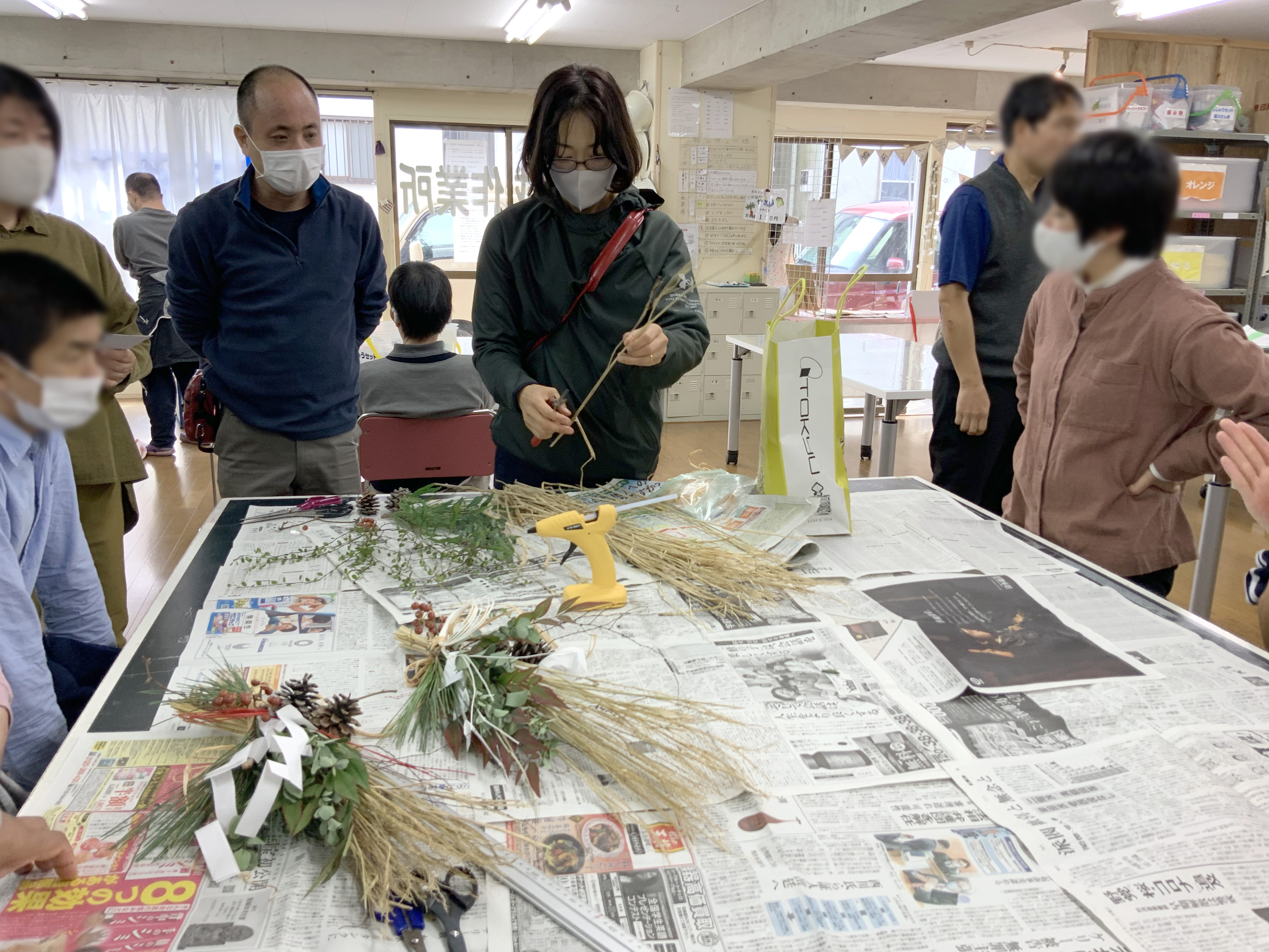 「はぐるまの会菅公舎」で花ノ停留所スタッフがお飾りの作り方を伝えながら製作。