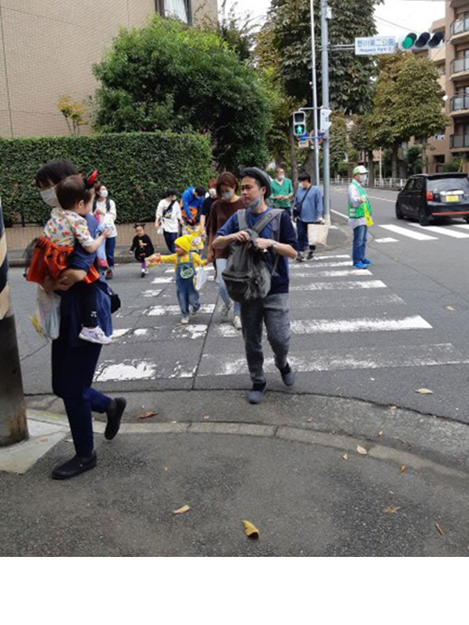 交通安全のため野川台自治会の役員、幹事さんが付き添いました