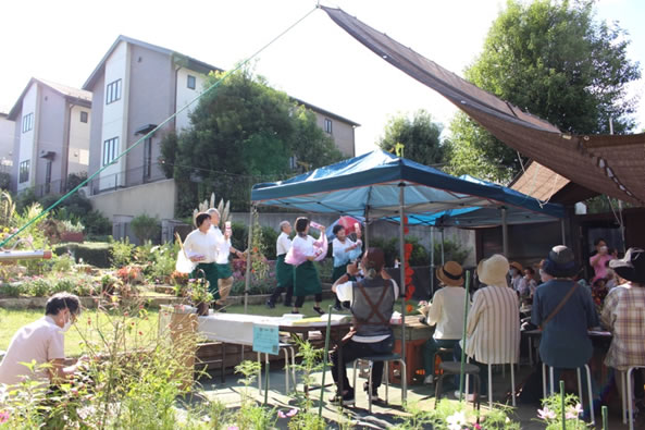 宮崎コミュニティガーデンで踊る「坂の上のカフェしらはた」のメンバー