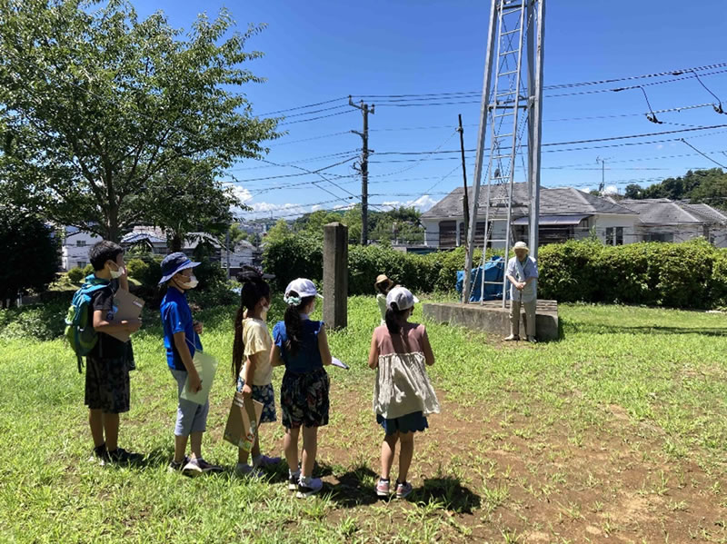 猛暑の中、初山獅子舞保存会の矢澤博孝さんは子どもたちの到着を待っていてくれた