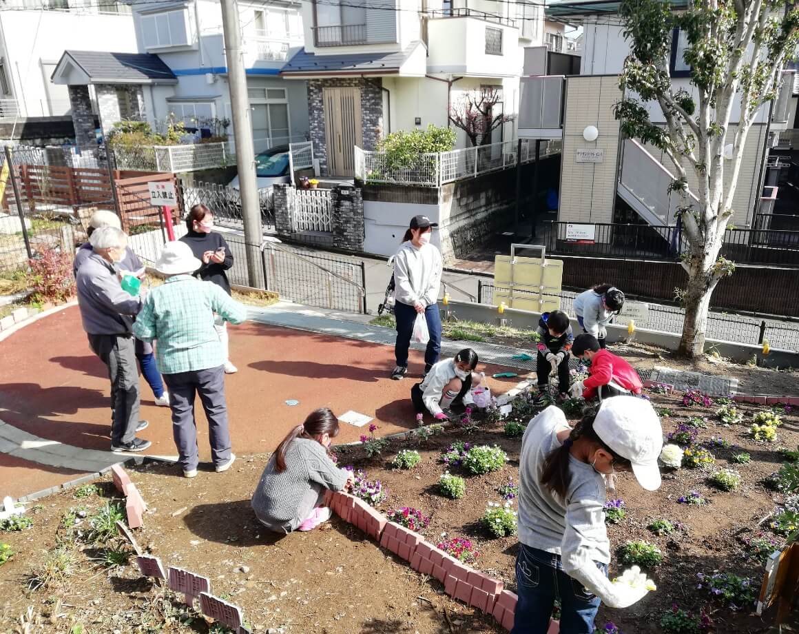 子どもたちも一緒に花壇の手入れをします