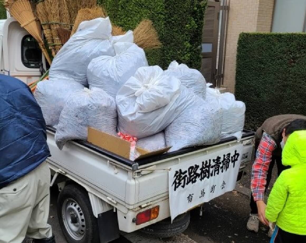 落葉がトラックに山積みです