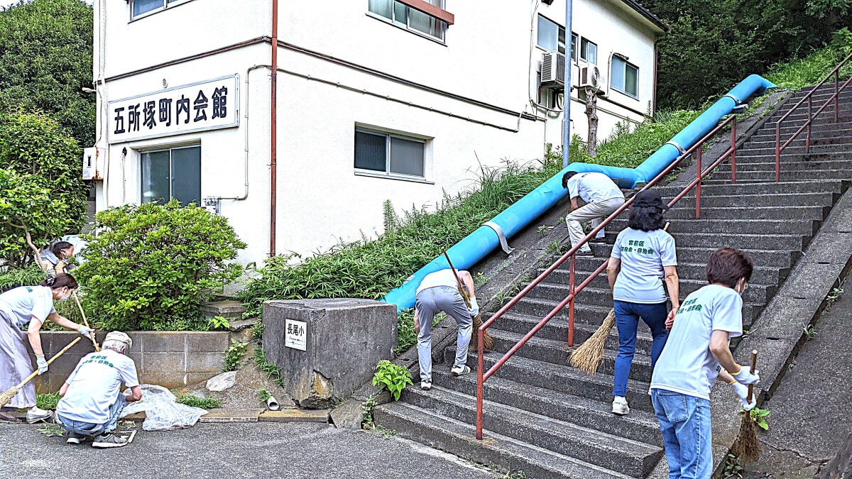 美化活動：町内会館裏手の石段を清掃