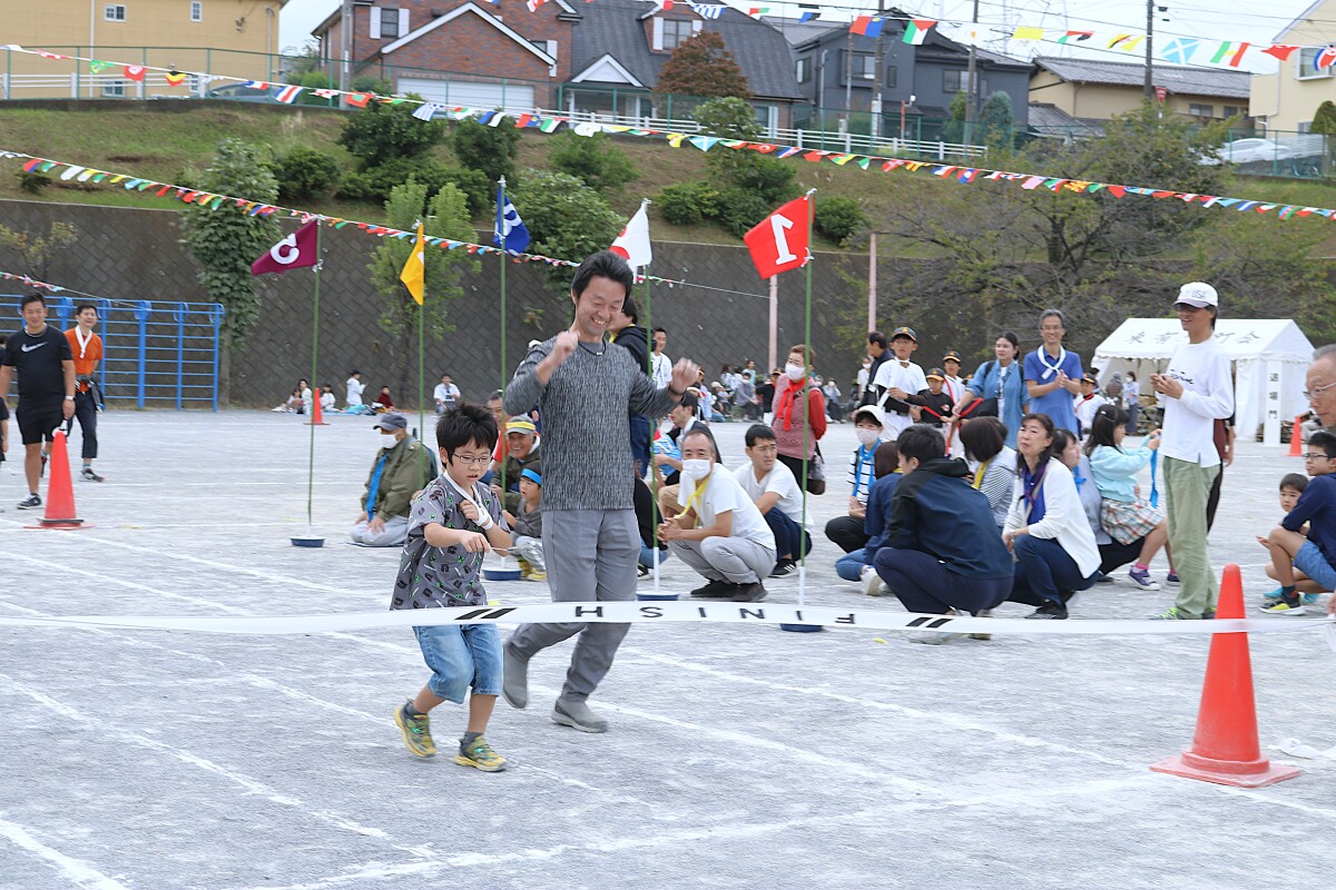 多くの子供たちが家族と楽しんでいます