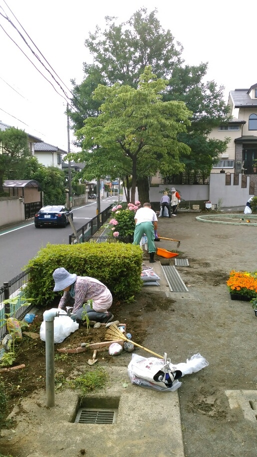 花壇の手入れ（五所塚町内会）