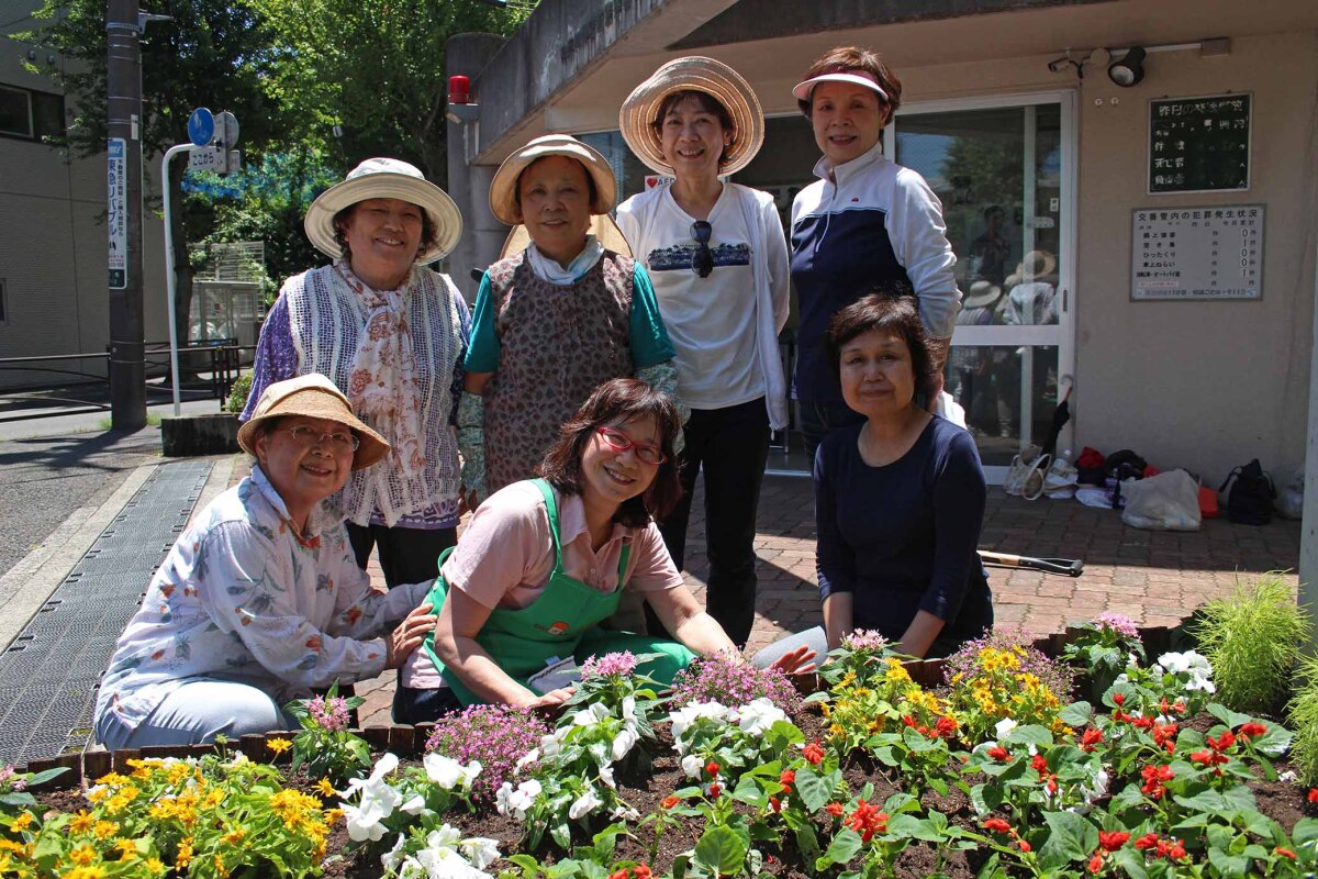 有馬交番周辺の清掃・花壇の手入れ（有馬町会）