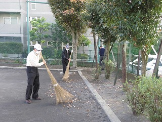 こうしん坂公園の清掃（大塚町内会）