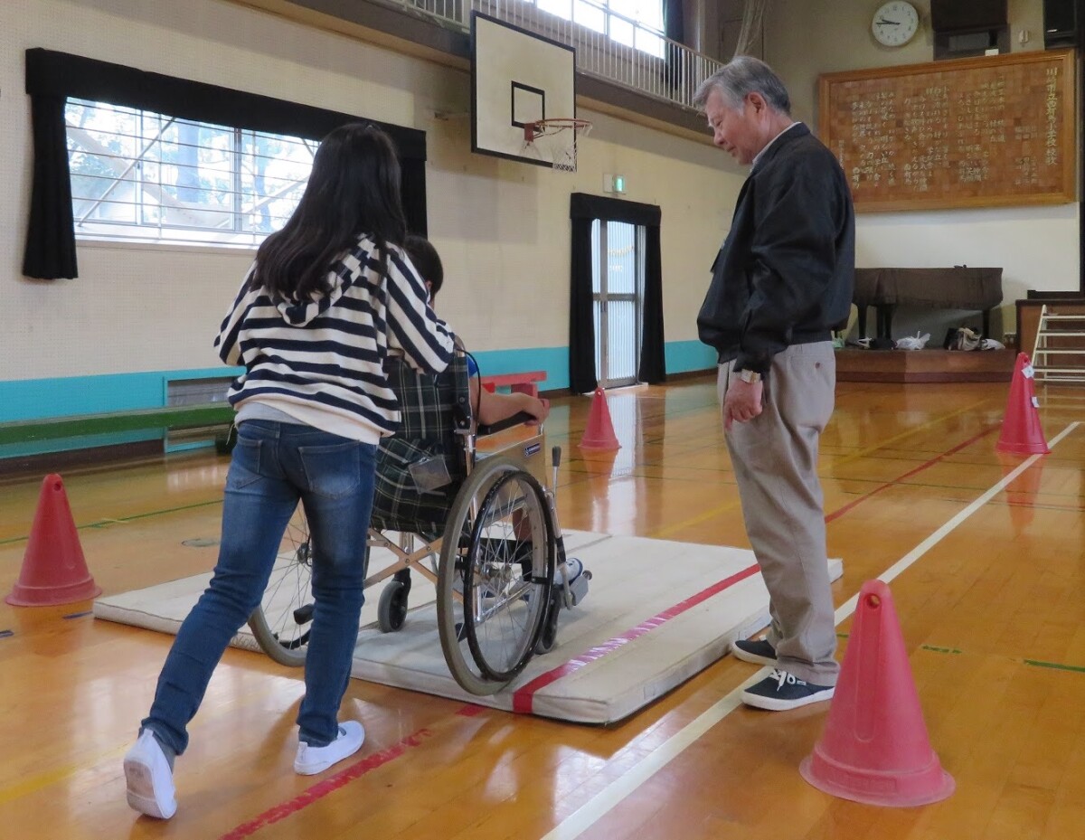 小学生の車いす・高齢者疑似体験